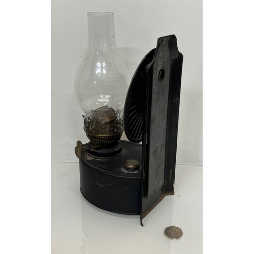 135 - Railwayania, a C19th train station waiting room wall mounting oil lamp. 30 cm tall

This lot is avai... 