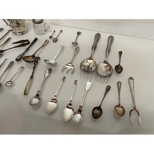 516 - Collection of table wares and flat wears.

This lot is available for in-house shipping