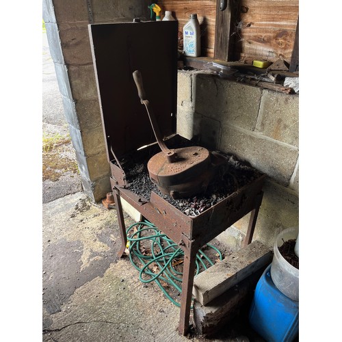 577 - Tools, blacksmiths forge, Militaria, a British Army portable blacksmiths forge, with a handcranked b... 