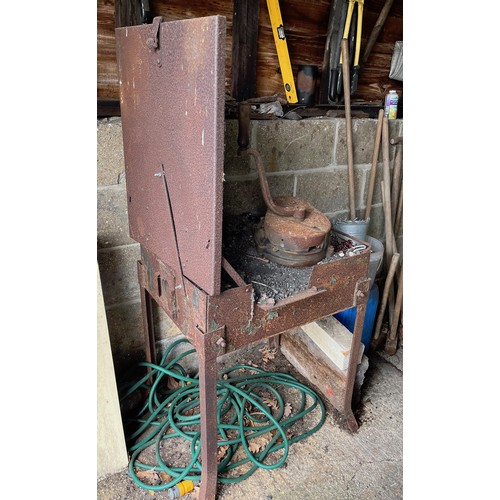 577 - Tools, blacksmiths forge, Militaria, a British Army portable blacksmiths forge, with a handcranked b... 