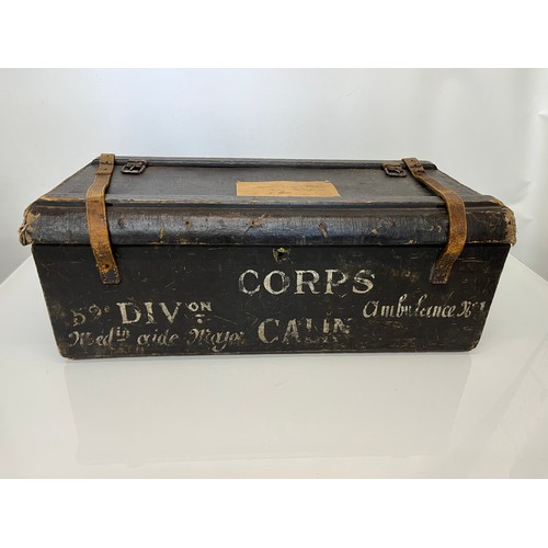 224 - Militaria, large lined canvas and wood officers trunk from WWI.  68 cm x 34 cm x 25 cm high

This lo... 