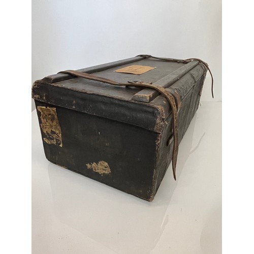 224 - Militaria, large lined canvas and wood officers trunk from WWI.  68 cm x 34 cm x 25 cm high

This lo... 