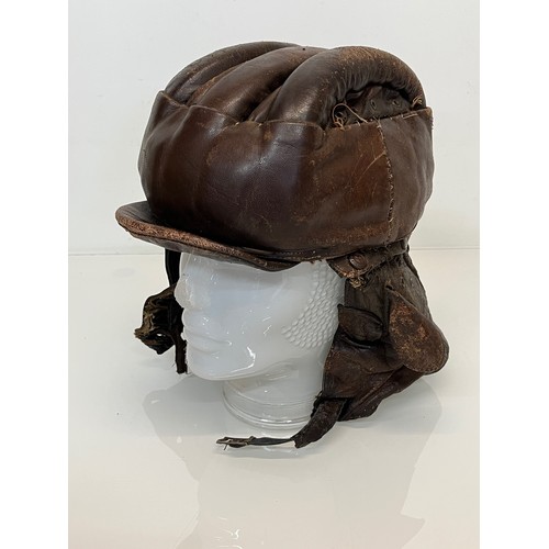 174 - Militaria, WWI German aviators leather helmet, as used by balloon pilots over the trenches.

This lo... 