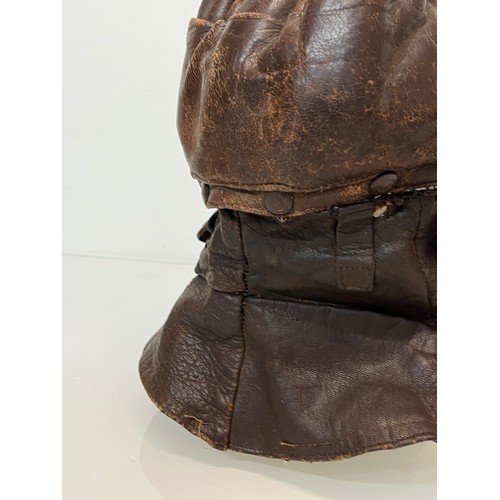 174 - Militaria, WWI German aviators leather helmet, as used by balloon pilots over the trenches.

This lo... 