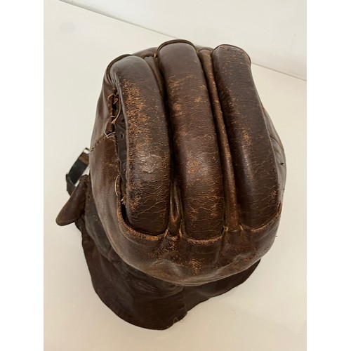 174 - Militaria, WWI German aviators leather helmet, as used by balloon pilots over the trenches.

This lo... 