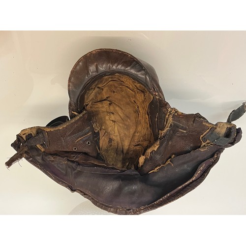 174 - Militaria, WWI German aviators leather helmet, as used by balloon pilots over the trenches.

This lo... 