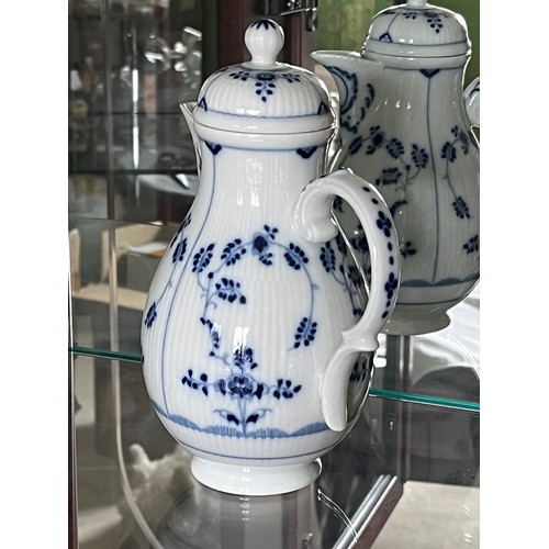 254 - Villeroy & Bosch teapot, by Heinrich, 22 cm high.

This lot is available for in-house shipping