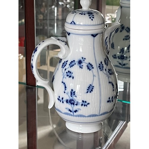 254 - Villeroy & Bosch teapot, by Heinrich, 22 cm high.

This lot is available for in-house shipping