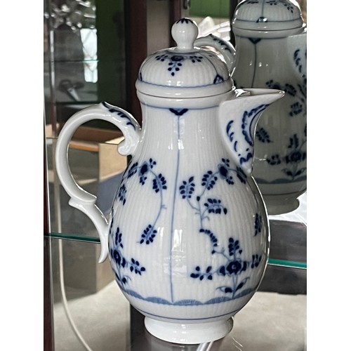 254 - Villeroy & Bosch teapot, by Heinrich, 22 cm high.

This lot is available for in-house shipping