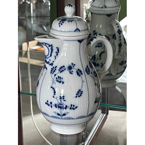 254 - Villeroy & Bosch teapot, by Heinrich, 22 cm high.

This lot is available for in-house shipping