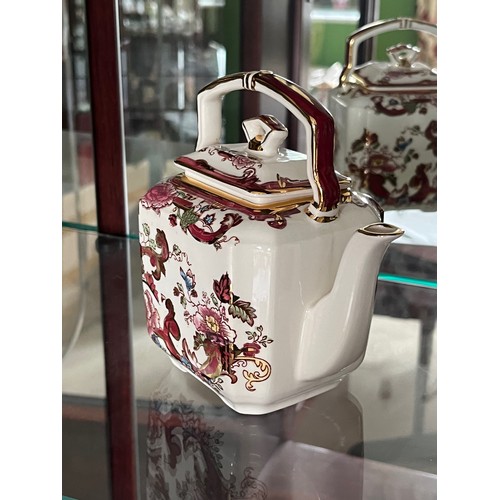 256 - Masons ironstone teapot, Mandalay Red pattern with gilded decoration, 14.5 cm high.

This lot is ava... 