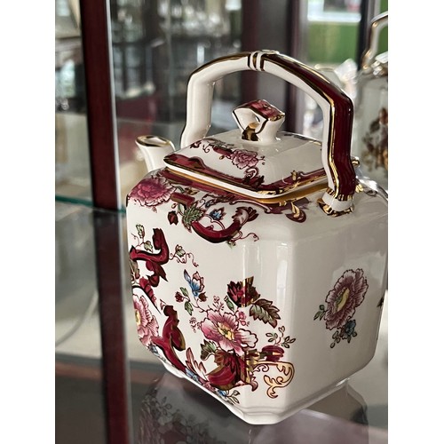 256 - Masons ironstone teapot, Mandalay Red pattern with gilded decoration, 14.5 cm high.

This lot is ava... 