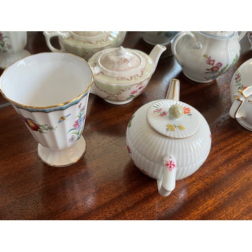 280 - Collection of hand decorated ceramics, Spode , Chelsea & Derby, Royal doulton etc.

This lot is avai... 