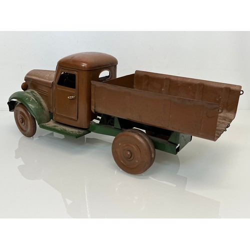 460 - Large tinplate toy truck, opening doors etc. 54 cm long.

This lot is available for in-house shippin... 