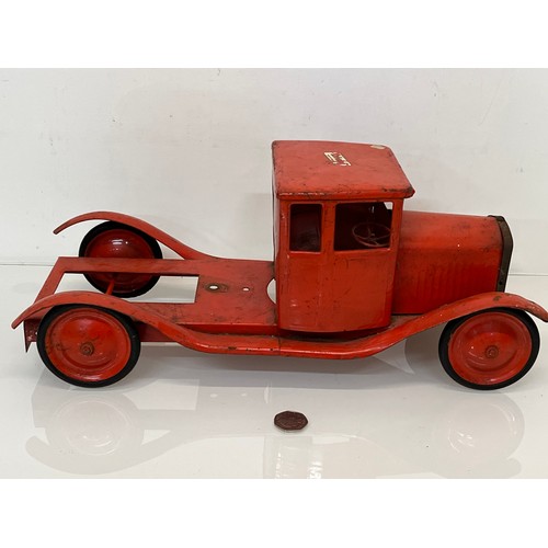 437 - Triang truck body and chassis, possibly fitted with a crane originally. 44cm long.

This lot is avai... 