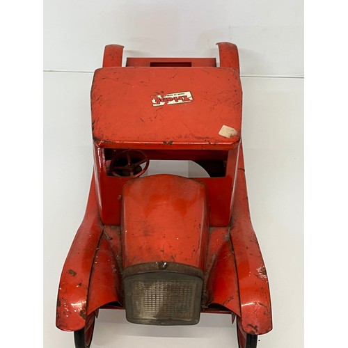 437 - Triang truck body and chassis, possibly fitted with a crane originally. 44cm long.

This lot is avai... 