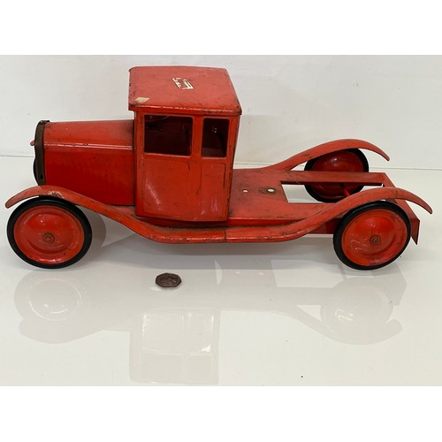 437 - Triang truck body and chassis, possibly fitted with a crane originally. 44cm long.

This lot is avai... 