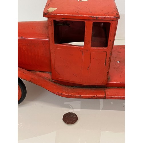 437 - Triang truck body and chassis, possibly fitted with a crane originally. 44cm long.

This lot is avai... 