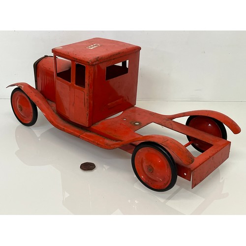 437 - Triang truck body and chassis, possibly fitted with a crane originally. 44cm long.

This lot is avai... 