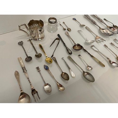 341 - Collection of table wares and flat wears.

This lot is available for in-house shipping