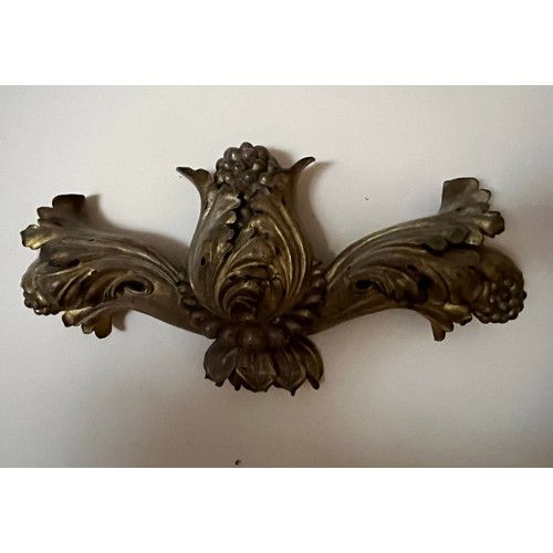 63 - Decorative carved and gilded section 60 cm wide.

This lot is available for in-house shipping