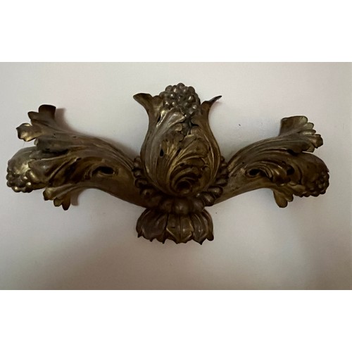 63 - Decorative carved and gilded section 60 cm wide.

This lot is available for in-house shipping