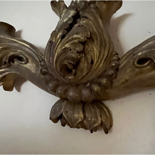 63 - Decorative carved and gilded section 60 cm wide.

This lot is available for in-house shipping