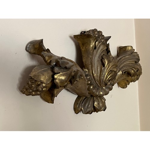 63 - Decorative carved and gilded section 60 cm wide.

This lot is available for in-house shipping