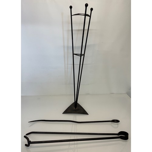 68 - A large modern blacksmith made wrought iron fireside companion set on stand.

This lot is available ... 