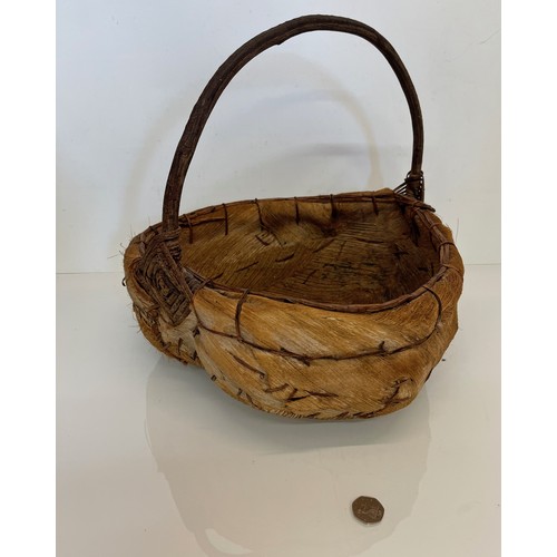 71 - Wicker woven basket, heart shaped design, 43 cm x 40 cm 38 cm high.

This lot is available for in-ho... 