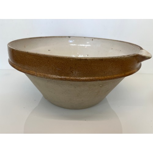 72 - Kitchenalia, Two Stoneware mixing bowls.

This lot is available for in-house shipping