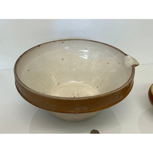 72 - Kitchenalia, Two Stoneware mixing bowls.

This lot is available for in-house shipping