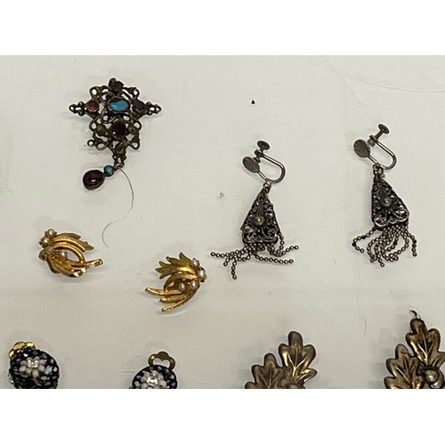 81 - Charm bracelets, charms and a ear rings.

This lot is available for in-house shipping