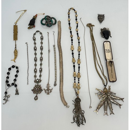 83 - Costume jewellery a collection of necklaces.

This lot is available for in-house shipping