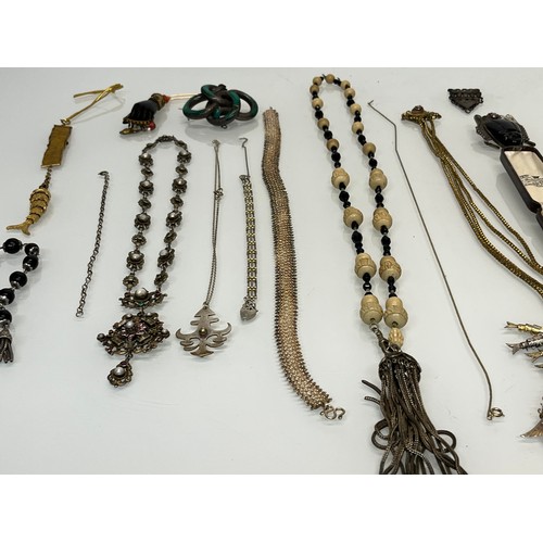 83 - Costume jewellery a collection of necklaces.

This lot is available for in-house shipping