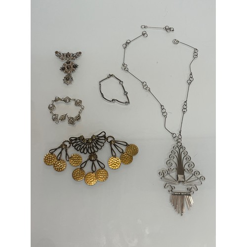 84 - A collection of contemporary jewellery.

This lot is available for in-house shipping