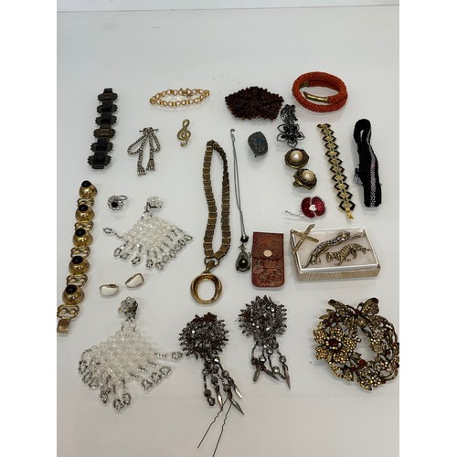 86 - A collection of costume jewellery.

This lot is available for in-house shipping