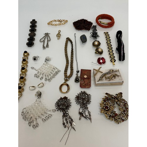 86 - A collection of costume jewellery.

This lot is available for in-house shipping