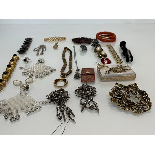 86 - A collection of costume jewellery.

This lot is available for in-house shipping