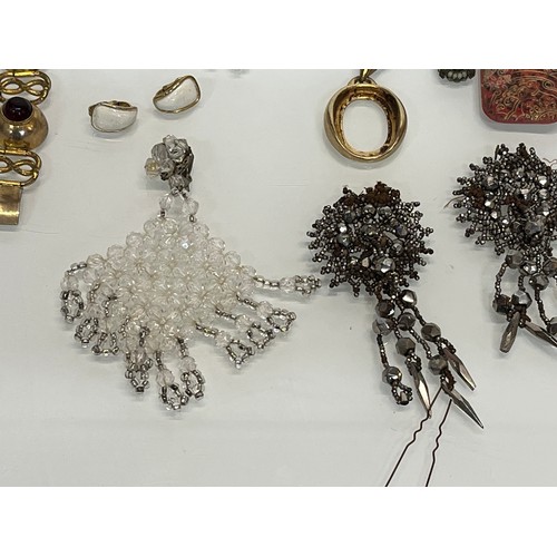 86 - A collection of costume jewellery.

This lot is available for in-house shipping