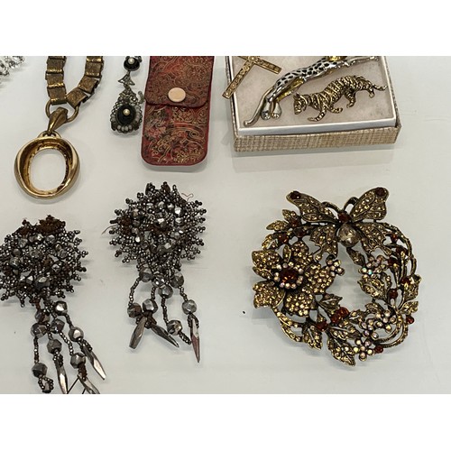 86 - A collection of costume jewellery.

This lot is available for in-house shipping