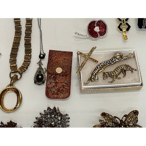 86 - A collection of costume jewellery.

This lot is available for in-house shipping