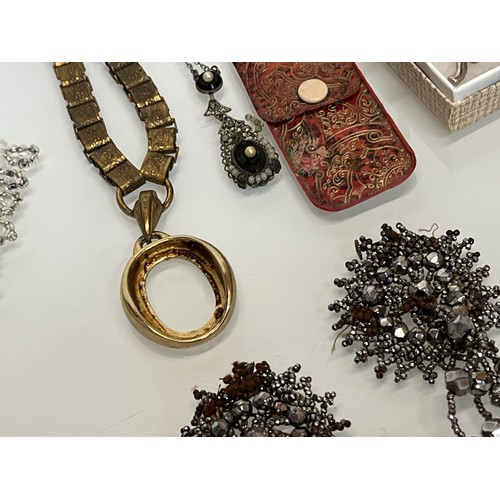 86 - A collection of costume jewellery.

This lot is available for in-house shipping