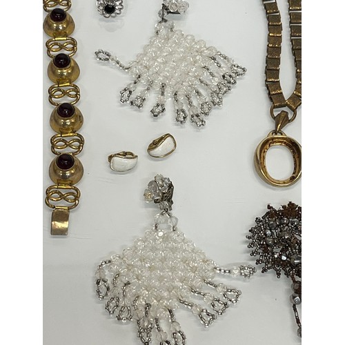 86 - A collection of costume jewellery.

This lot is available for in-house shipping