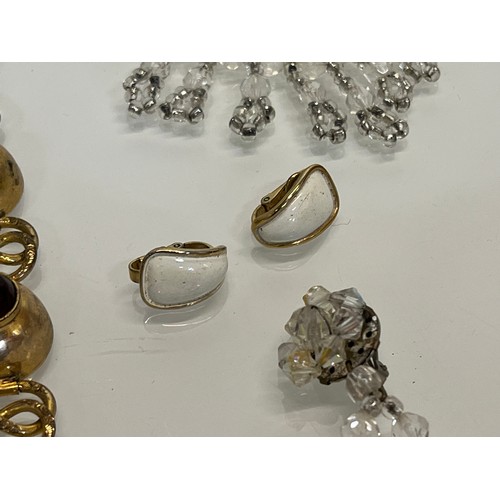 86 - A collection of costume jewellery.

This lot is available for in-house shipping