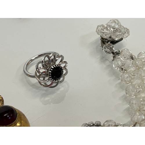 86 - A collection of costume jewellery.

This lot is available for in-house shipping