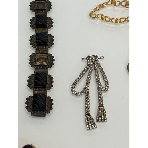 86 - A collection of costume jewellery.

This lot is available for in-house shipping