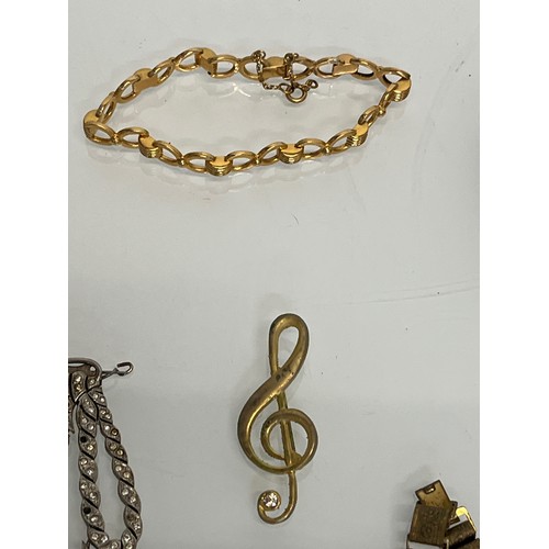 86 - A collection of costume jewellery.

This lot is available for in-house shipping