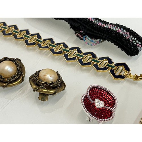 86 - A collection of costume jewellery.

This lot is available for in-house shipping