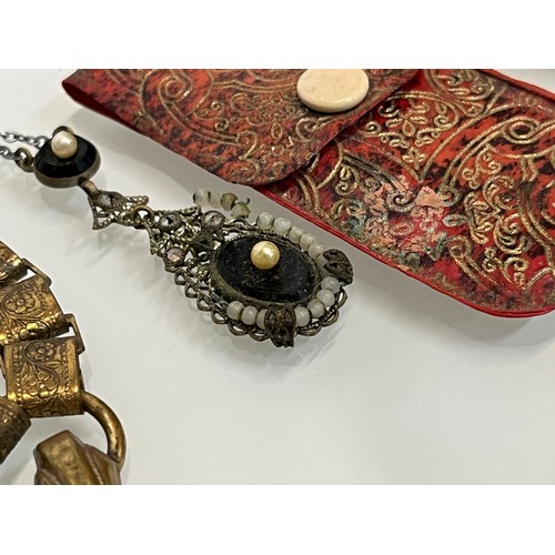 86 - A collection of costume jewellery.

This lot is available for in-house shipping